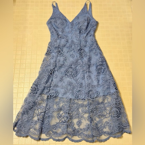Elegant Blue Lace Midi Dress - Picture 2 of 5